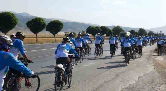 Van G&ouml;l&uuml; i&ccedil;in pedal &ccedil;eviren bisiklet tutkunları Bitlis&rsquo;e ulaştı

