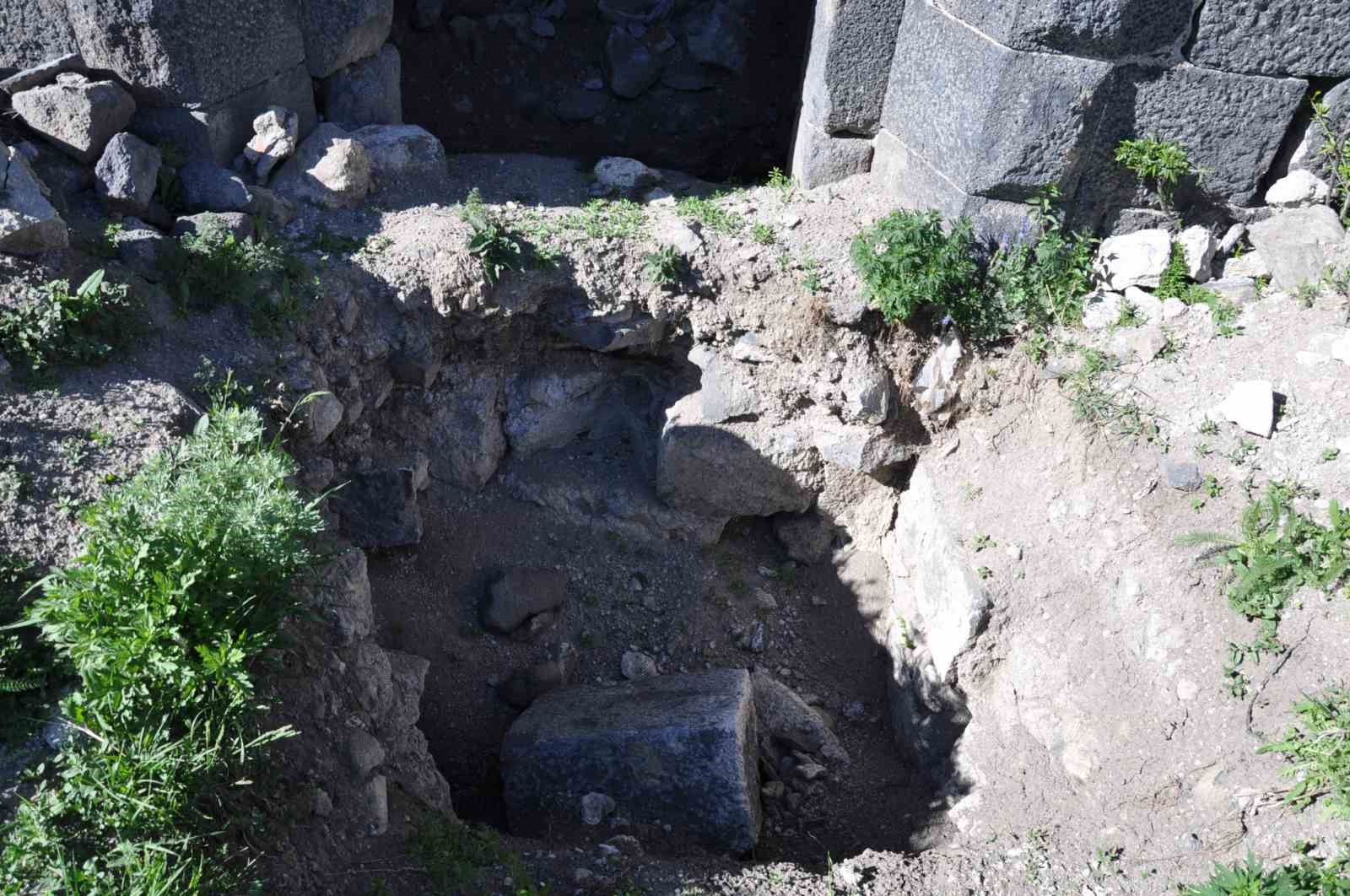Kars&rsquo;ta defineciler kilise de kazılmadık yer bırakmadı
