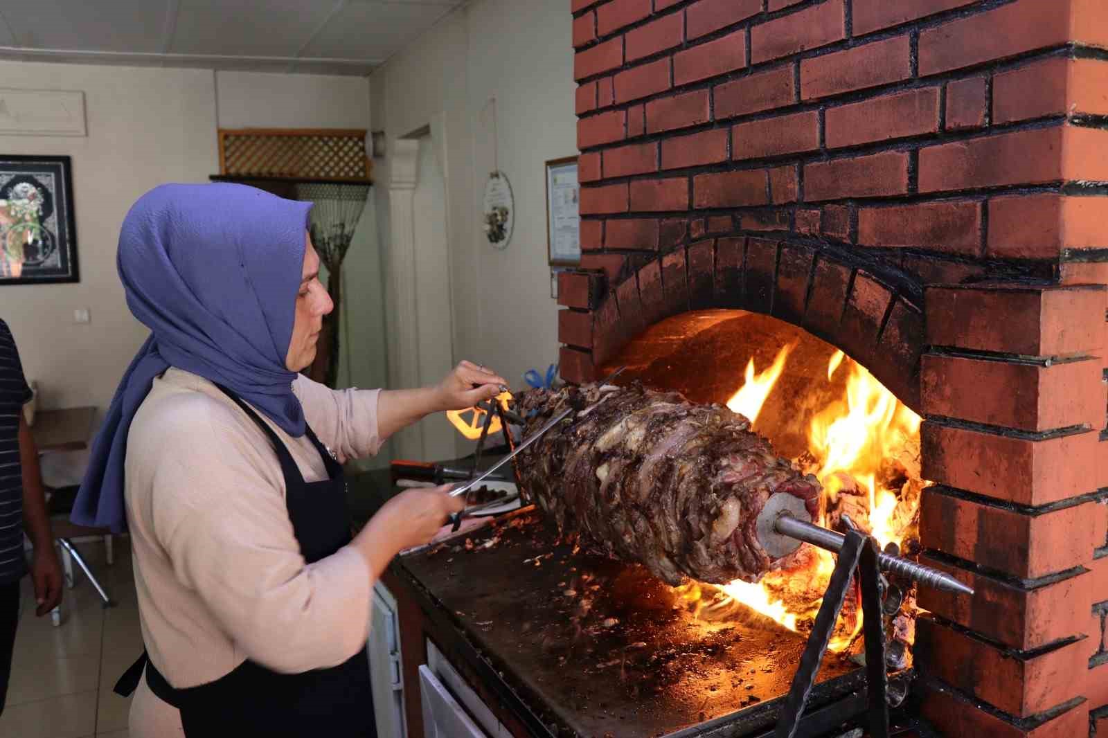 Anne kız cağ kebabı yapıyor