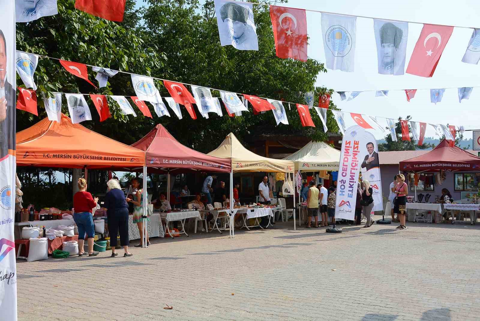 Üretici kadın stantları Çamlıyayla’da kuruldu