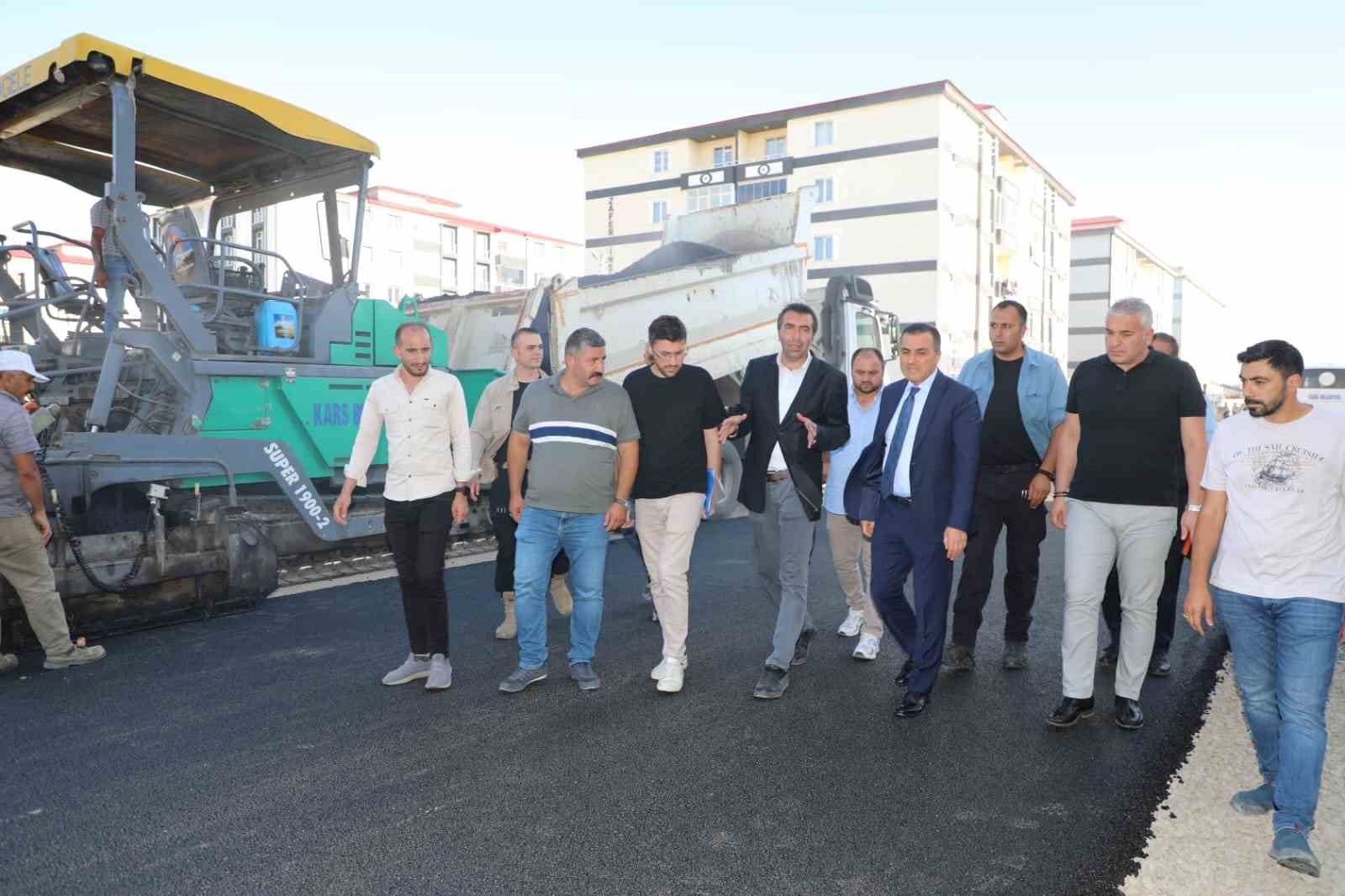 Kars&rsquo;ta yollar sıcak asfalt oluyor

