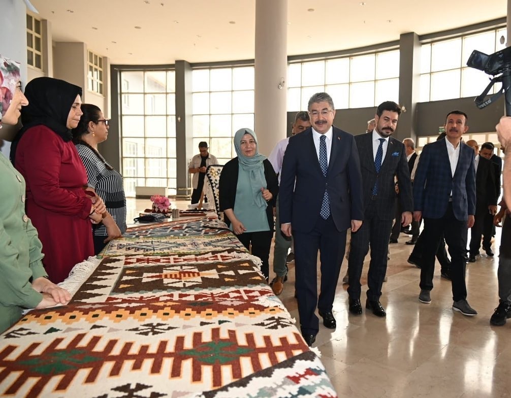 Osmaniye’de yöresel kilim dokuma sergisi