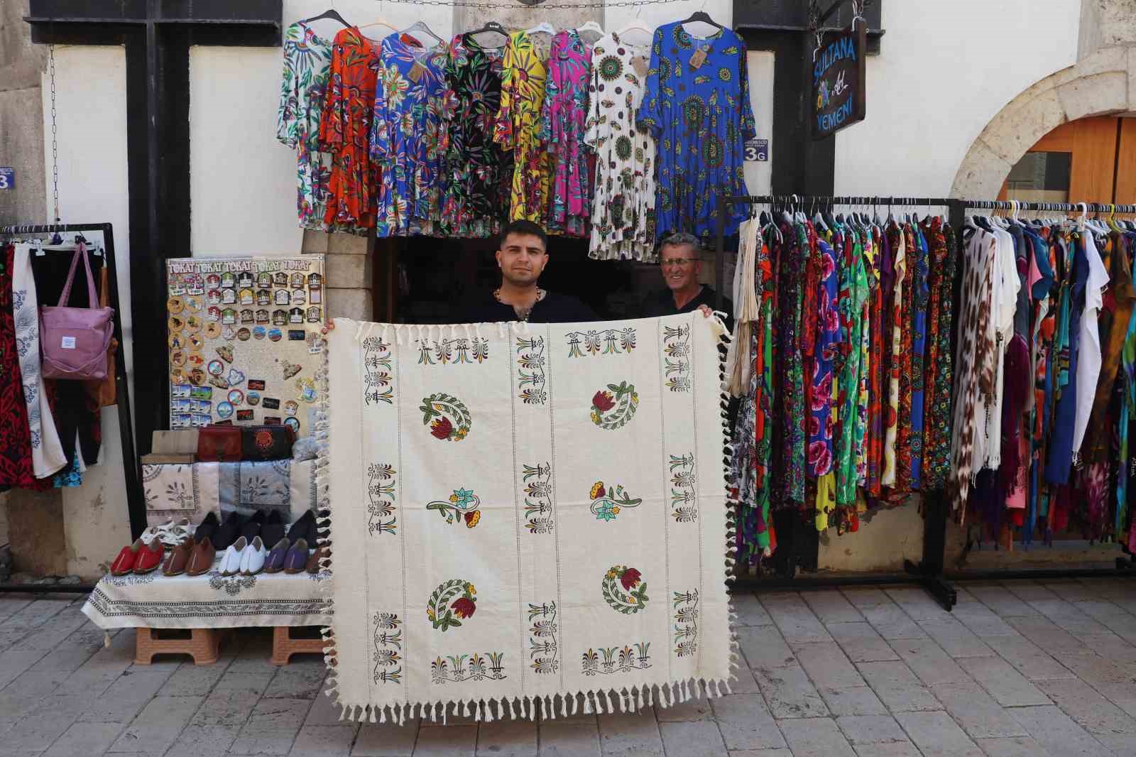 Tek erkek yazma ustası, tarih öğretmeni olarak atanamadı tarihe sahip çıkmaya karar verdi
