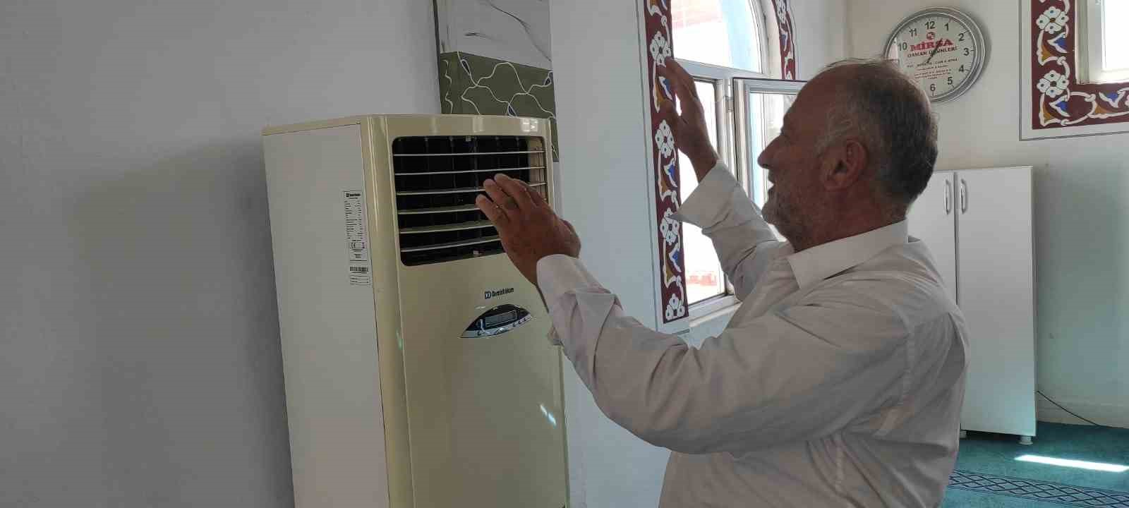 Bunaltıcı sıcaklıkta serinlemek isteyen vatandaşlar dere yataklarına akın ediyor
