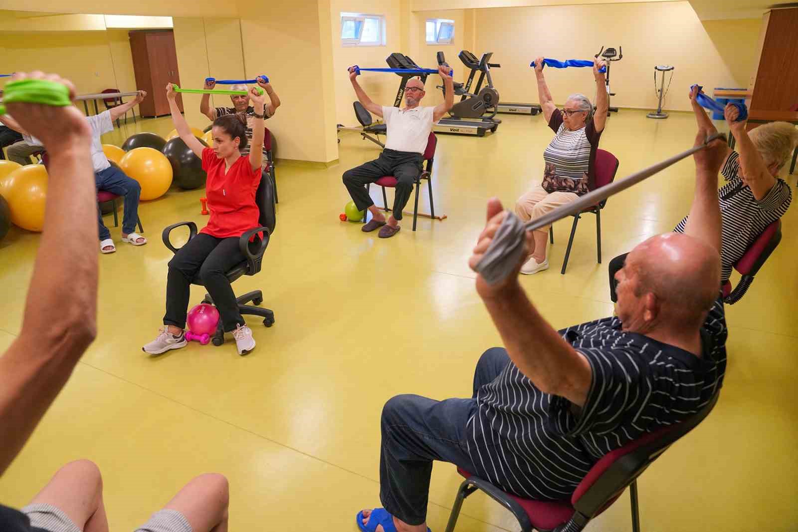 Deneyimli vatandaşlar hem eğleniyor hem sosyalleşiyor