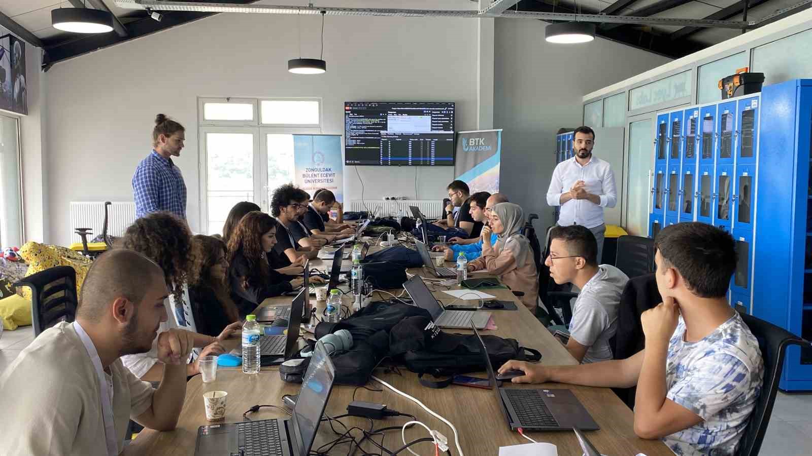 42 öğrencinin katılımıyla Zonguldak ’Siber Güvenlik ve Java Kampı’ sürüyor