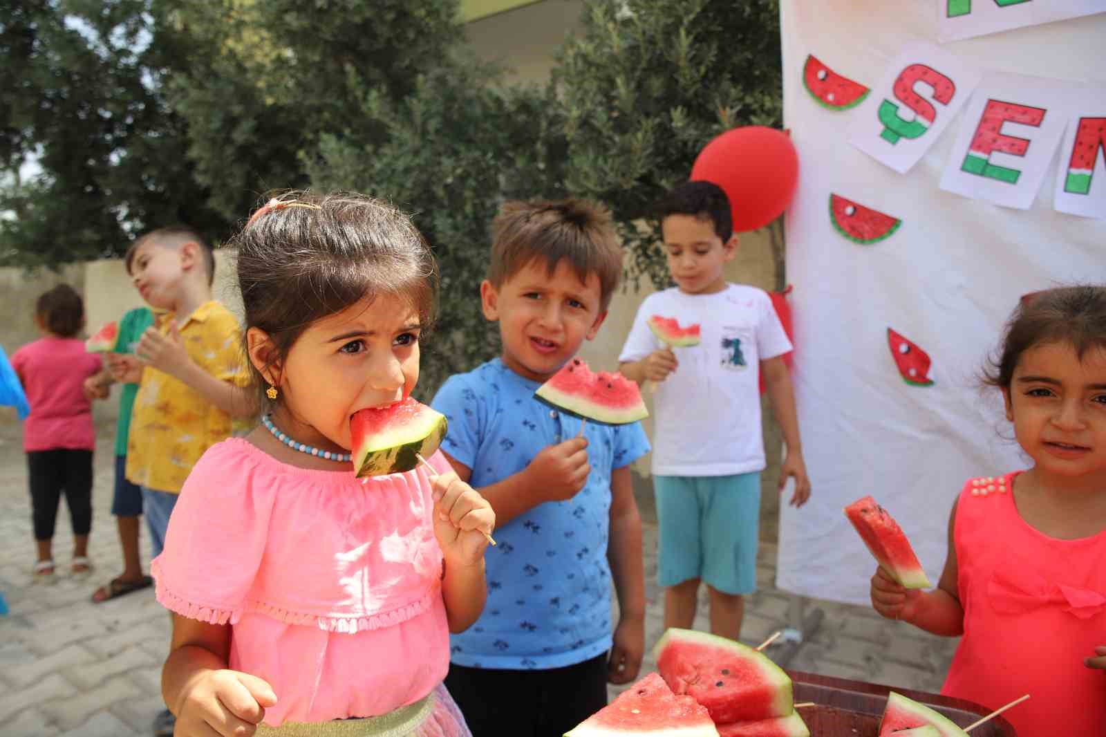 Depremzede çocuklar karpuz şenliğinde gönüllerince eğlendi