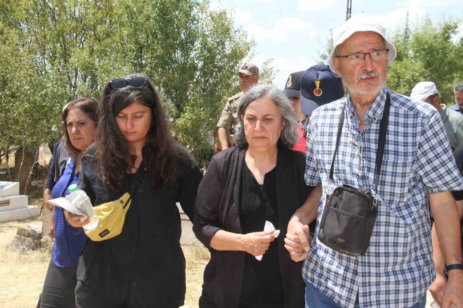 Kandıra Cezaevi’nde tutuklu bulunan Kışanak, ablasının cenaze törenine katıldı