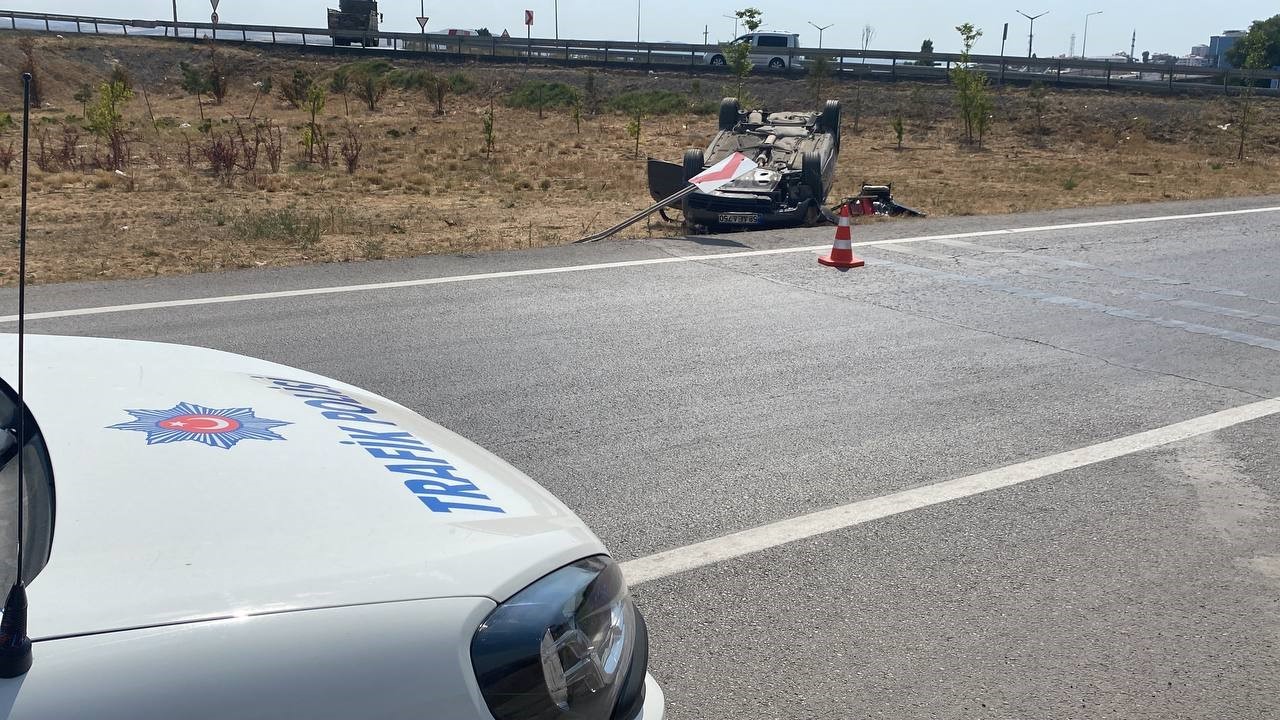 Kontrolden çıkan araç ters döndü, kadın sürücü yaralandı