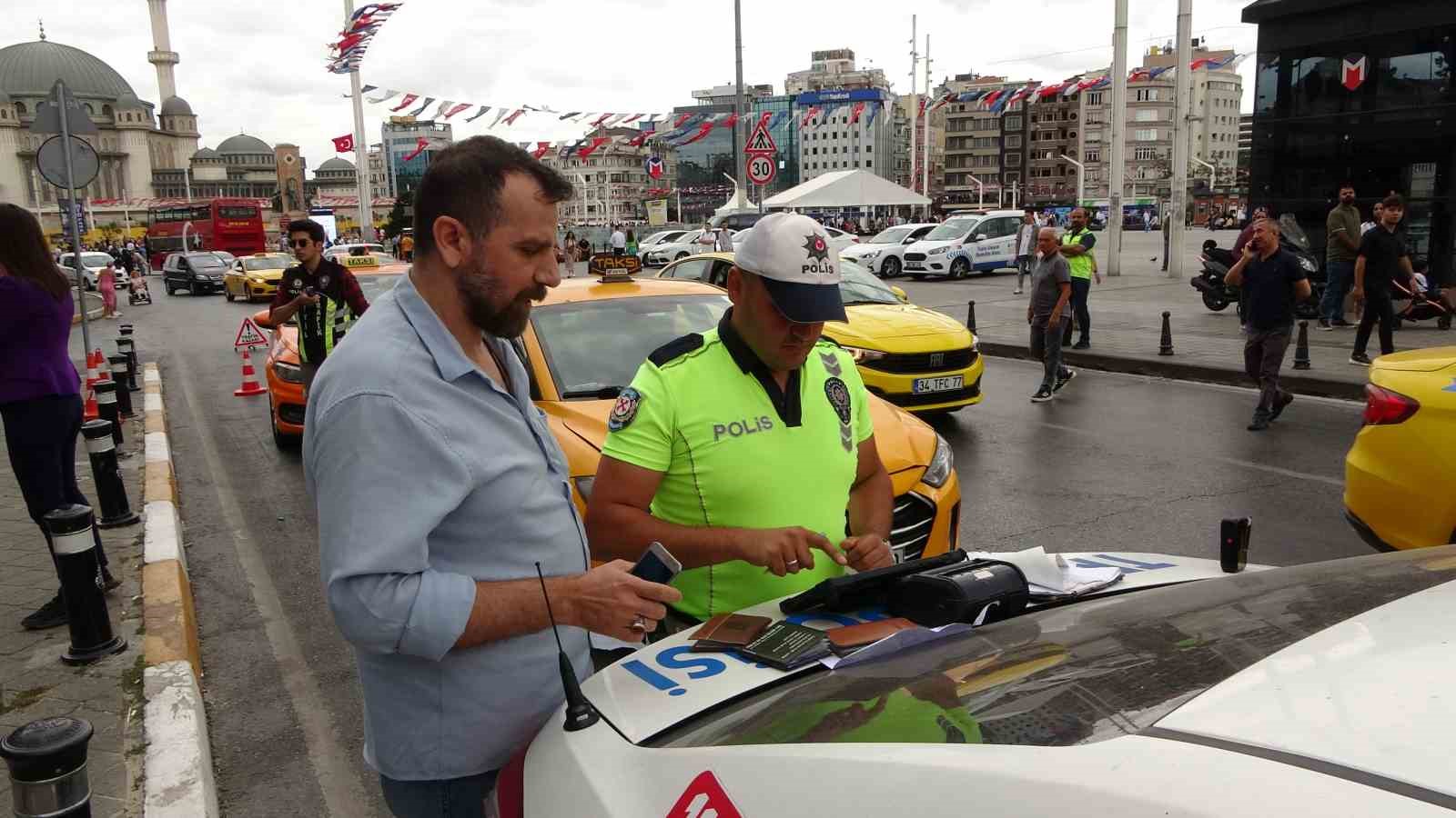 Taksim&rsquo;de taksicilere y&ouml;nelik yapılan denetimde polise mukavemet g&ouml;steren taksici g&ouml;zaltına alındı
