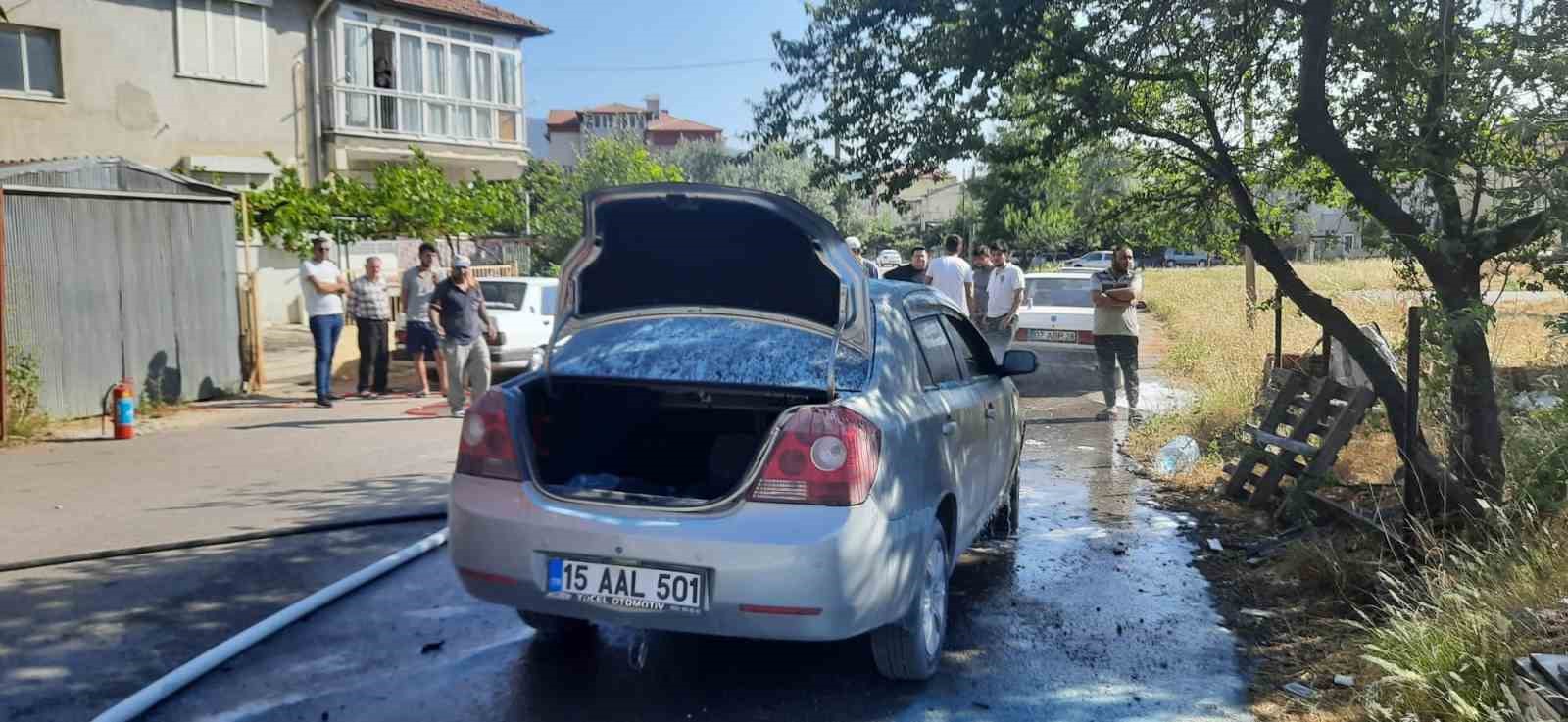 Burdur&rsquo;da seyir halindeki otomobil alev alev yandı
