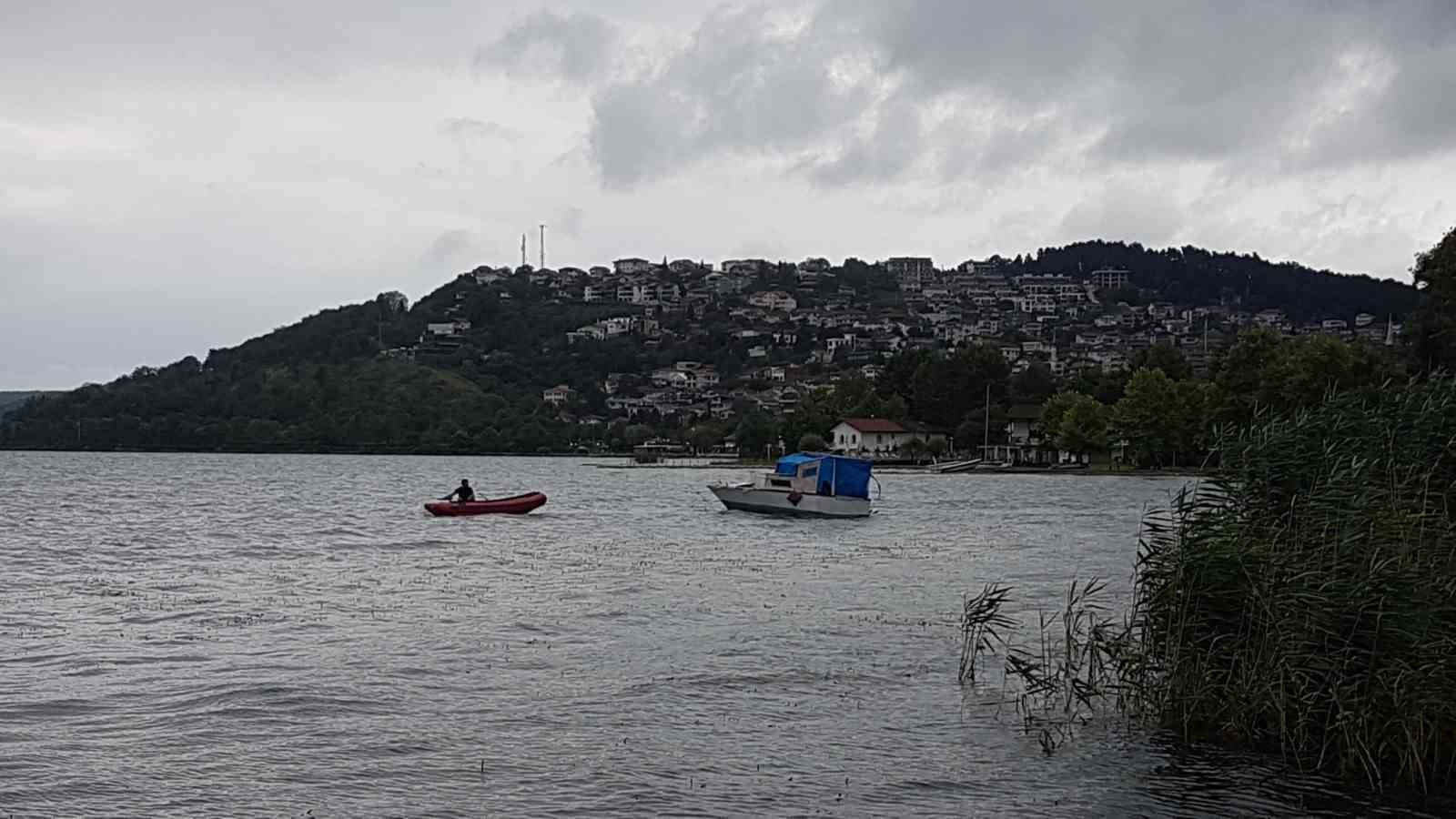 Sapanca Gölü’nde teknede mahsur kalan 3 kişi kurtarıldı