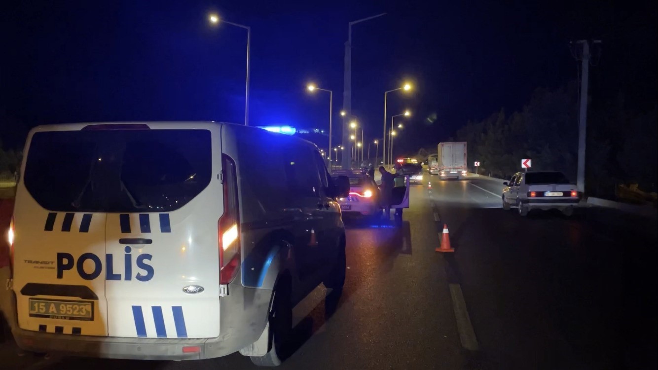 Burdur&rsquo;da alkoll&uuml; s&uuml;r&uuml;c&uuml; &ouml;nce otomobile, sonra elektrik direğine &ccedil;arptı

