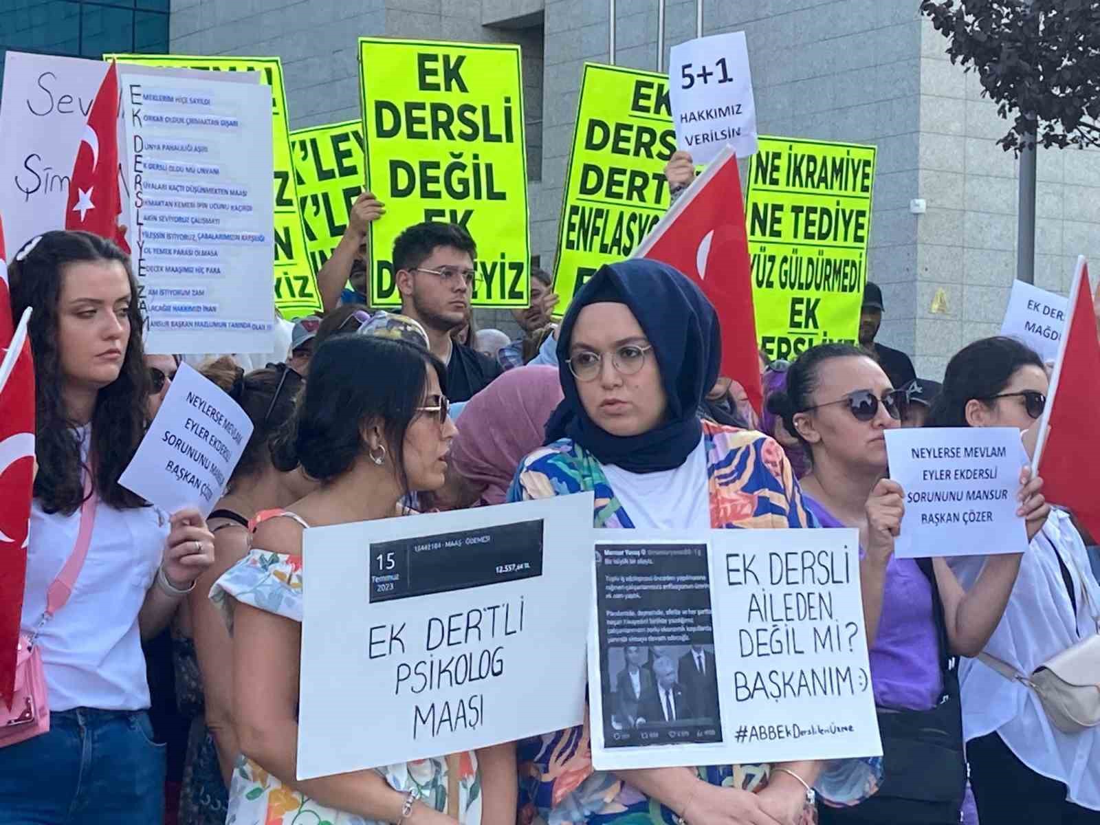 Usta öğreticilerden Ankara Büyükşehir Belediyesi önünde eylem