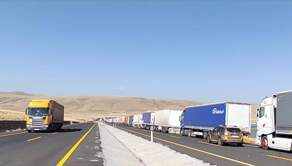 Çıldır-Aktaş Gümrük Kapısı’nda tır kuyruğu