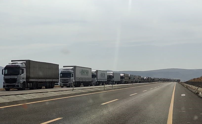 &Ccedil;ıldır-Aktaş G&uuml;mr&uuml;k Kapısı&rsquo;nda tır kuyruğu
