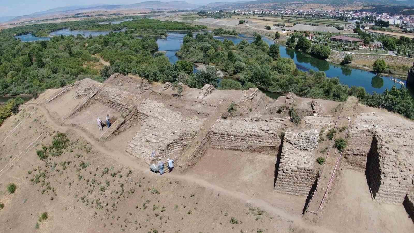 Sebeterias Kalesi g&uuml;n y&uuml;z&uuml;ne &ccedil;ıkıyor
