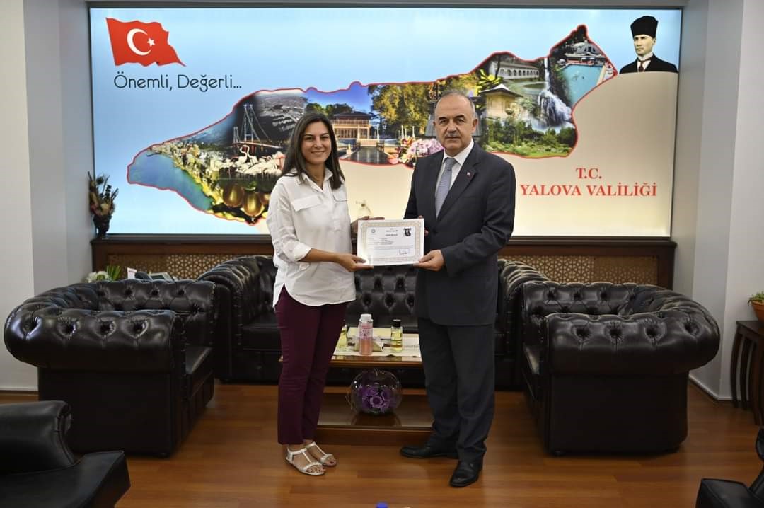 Vali Erol&rsquo;dan 3 hekime başarı belgesi
