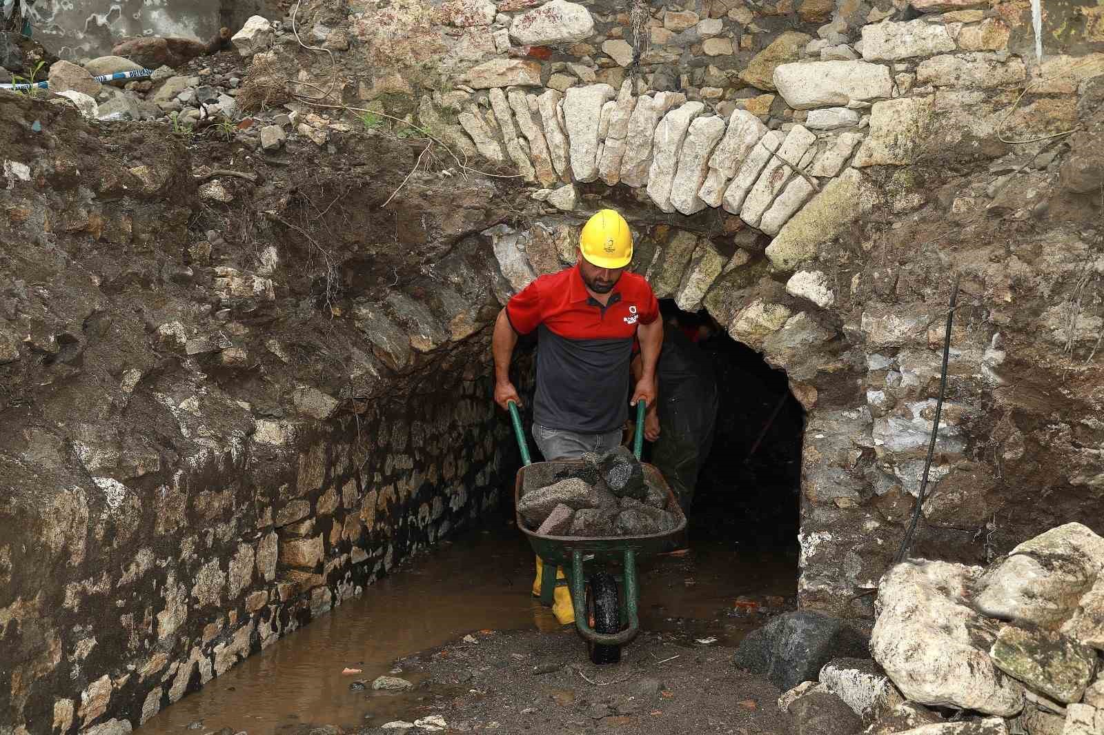 Tarihi evin altından dere yatağı &ccedil;ıktı
