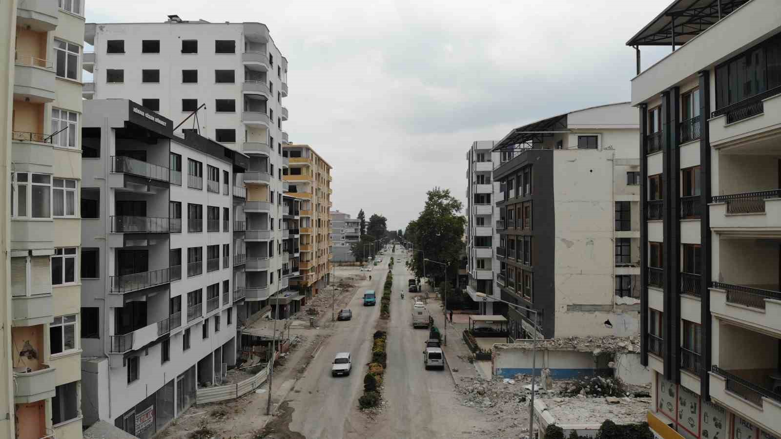 Depremin merkezine komşu şehir Osmaniye’de o caddeyi insan seslerinin yerini iş makinesi sesleri aldı