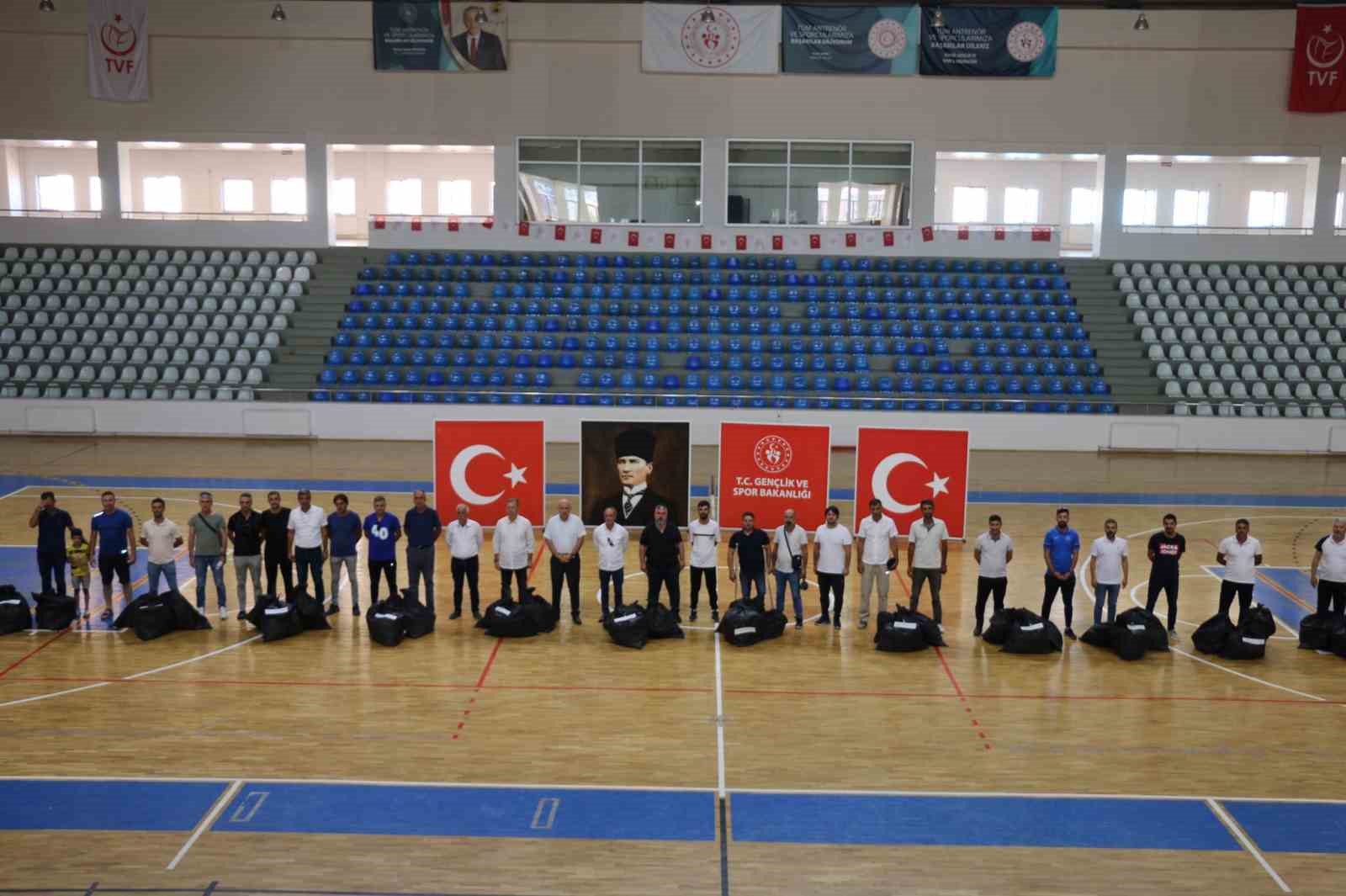 Bing&ouml;l&rsquo;de 56 spor kul&uuml;b&uuml;ne malzeme desteği
