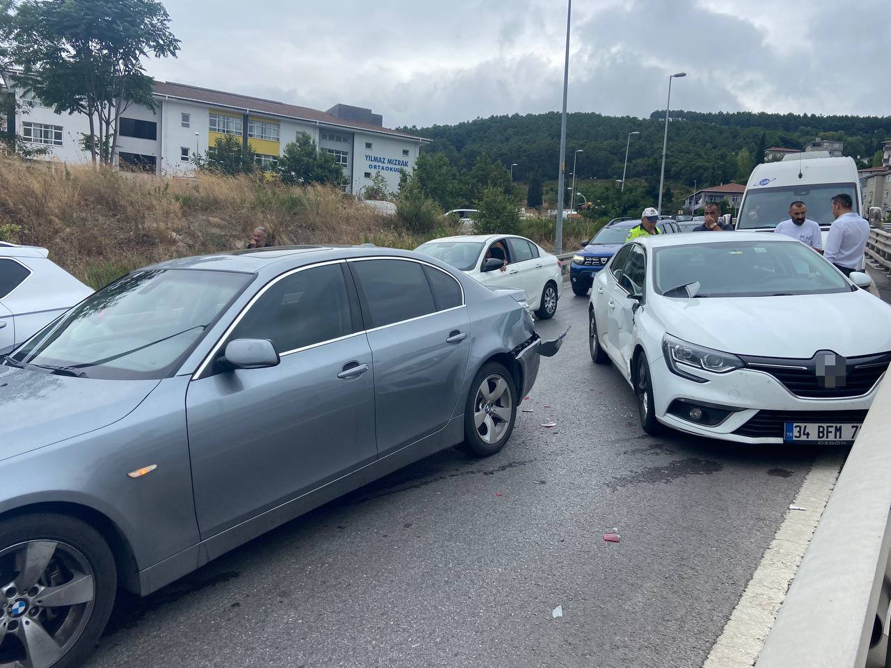 Maltepe’de vinç sürücüsü ortalığı birbirine katıp kaçtı: 16 araç birbirine girdi
