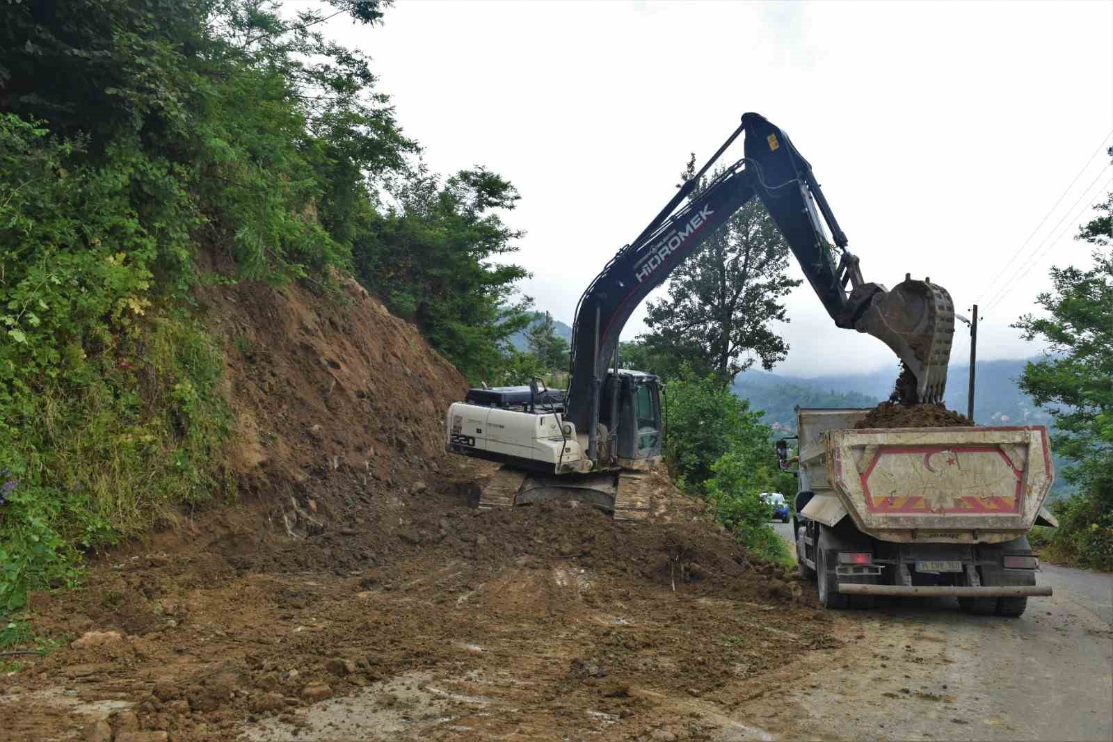 Başkan T&ouml;ren: &ldquo;T&uuml;m ekiplerimiz ile sahadayız&rdquo;
