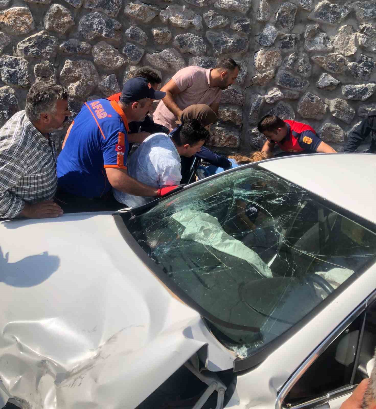 Bitlis&rsquo;te otomobiller &ccedil;arpıştı: 4 yaralı
