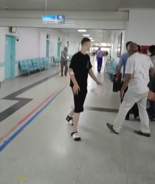 Hastanedeki silahlı kavga sırasında yaşanan panik cep telefonu kamerasında
