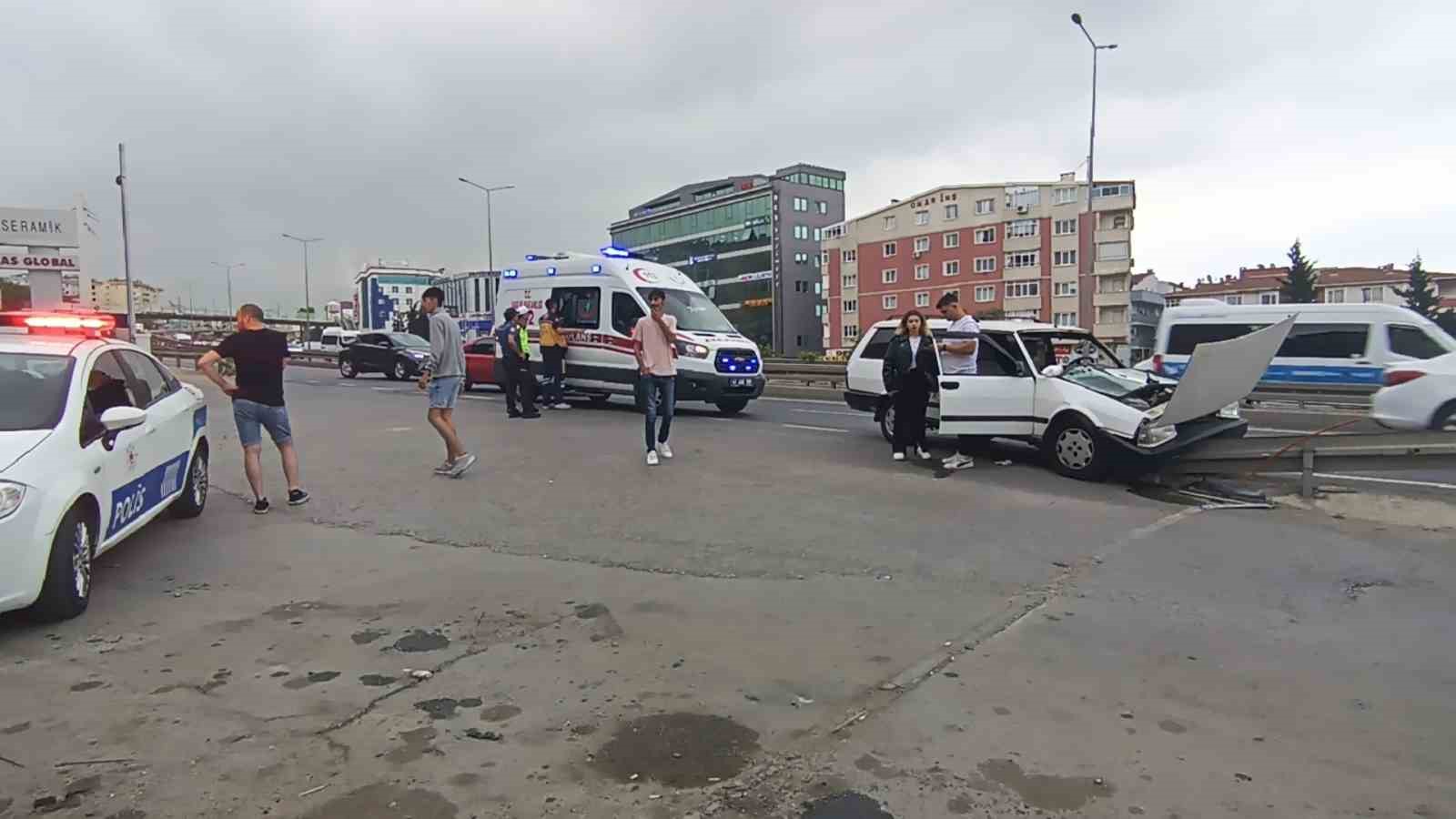 Kocaeli’de otomobil bariyerlere çarptı: 1 yaralı