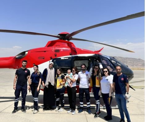 Ambulans helikopter boğazına çengelli iğne kaçan bebek için havalandı