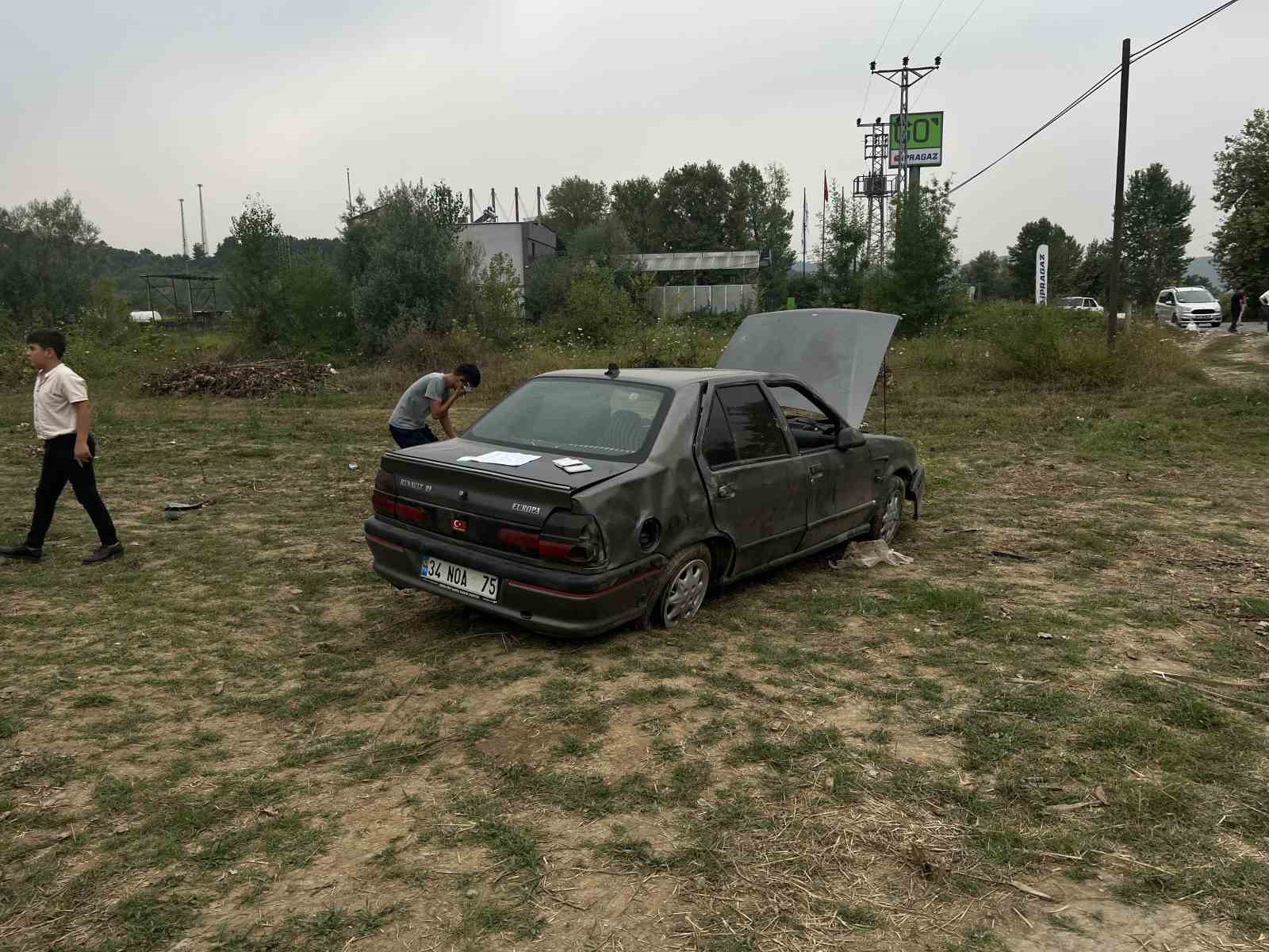 Zonguldak’ta hatalı sollama yapan sürücü boş araziye uçtu: 4 yaralı