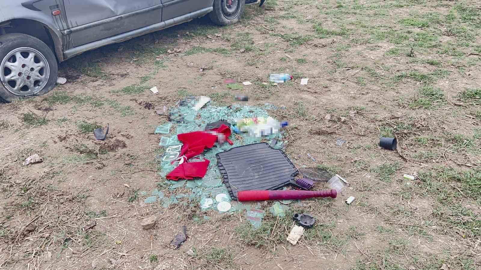 Zonguldak&rsquo;ta hatalı sollama yapan s&uuml;r&uuml;c&uuml; boş araziye u&ccedil;tu: 4 yaralı
