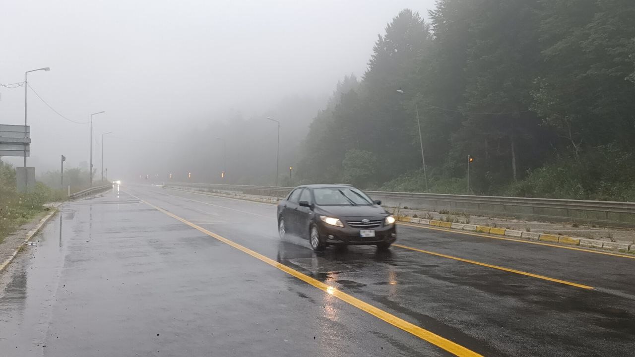 Bolu Dağı’nda sis ve sağanak yağış etkili oluyor
