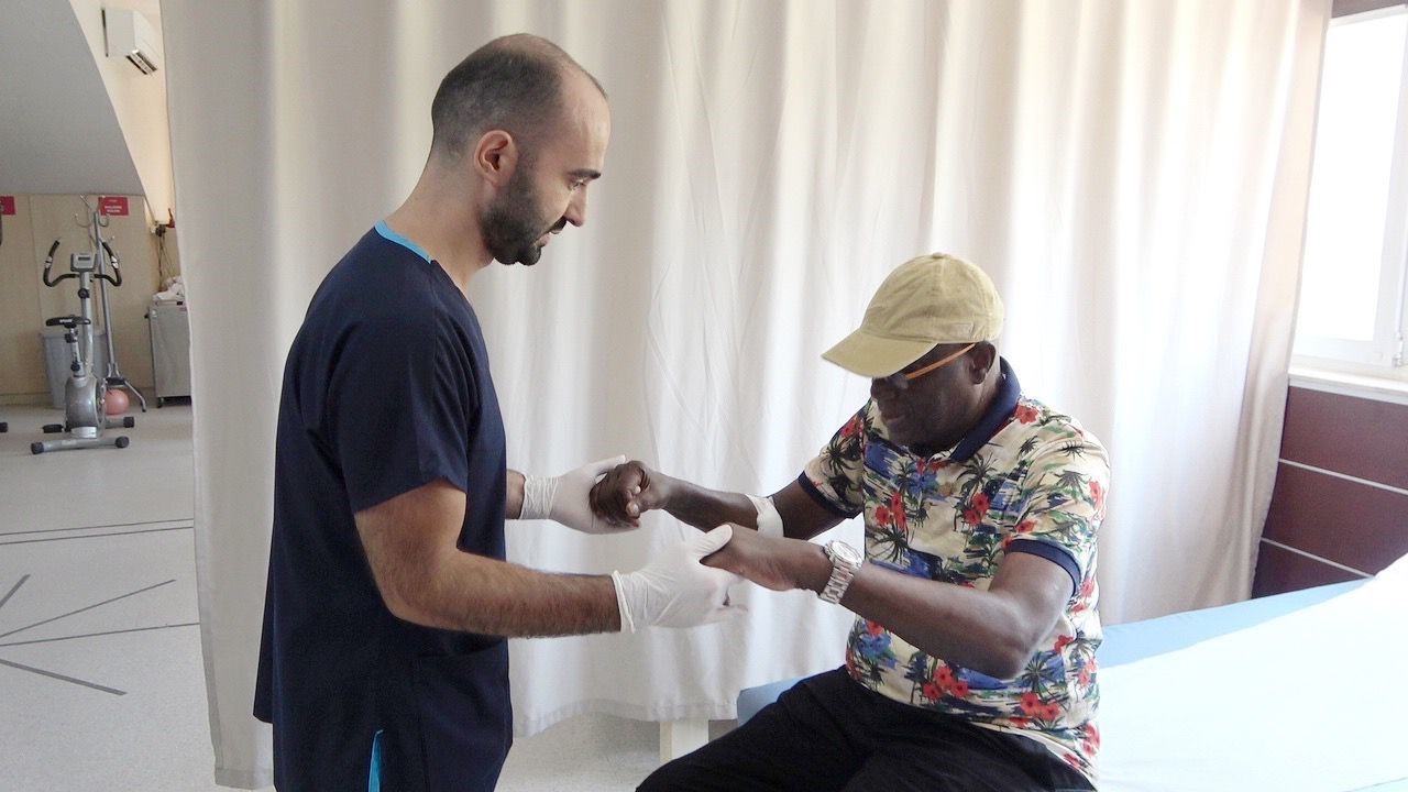 Senegal’den tekerlekli sandalyeyle geldiği hastaneden yürüyerek çıktı

