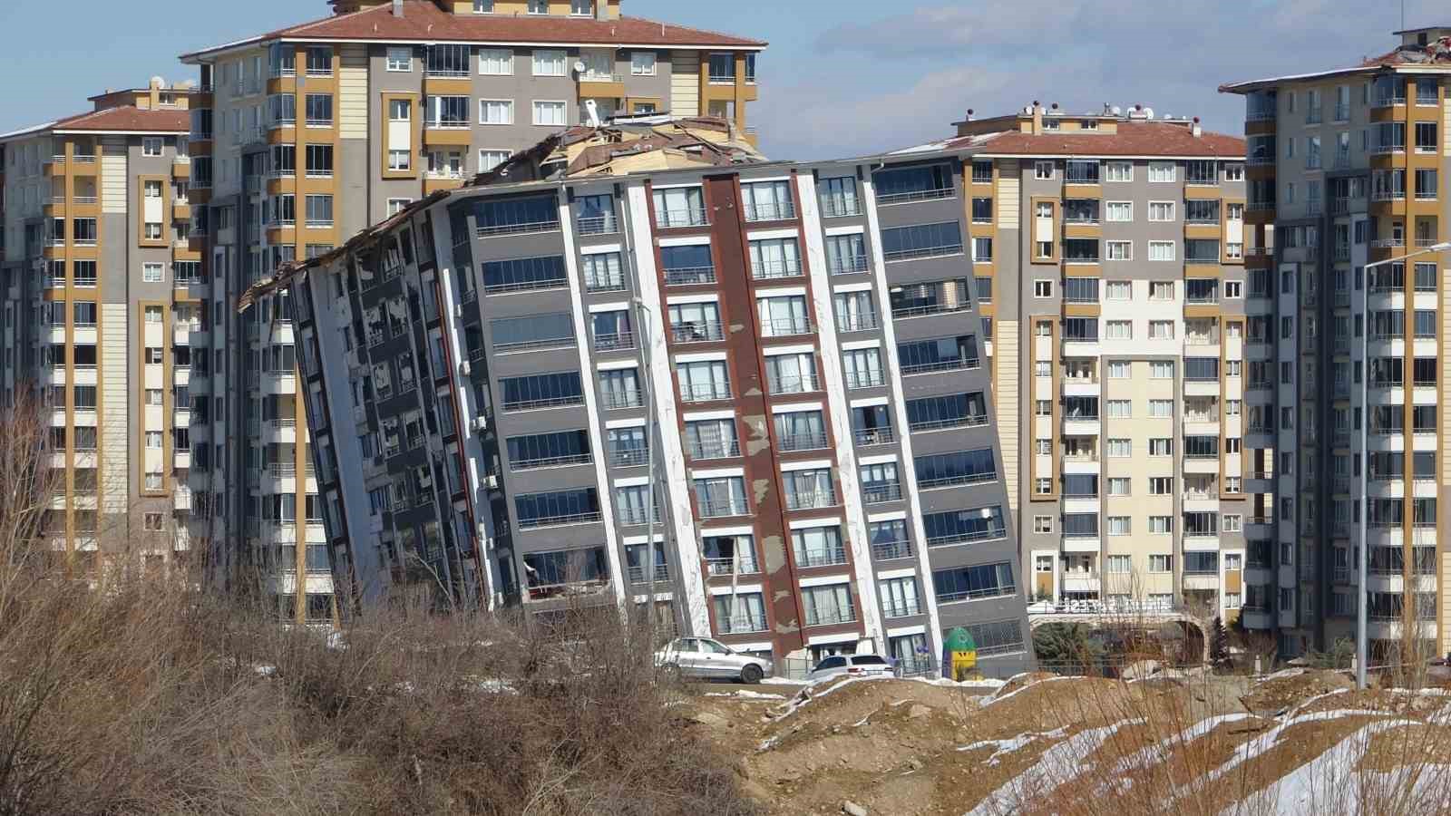 Malatya’da ağır hasarlı milyonluk binaların dinamitle yıkımına başlanıyor