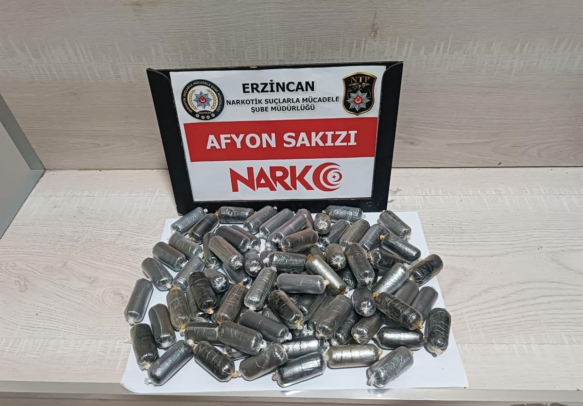 Erzincan’da midelerinde esrar ve Afyon sakızı taşıyan 2 şüpheli tutuklandı