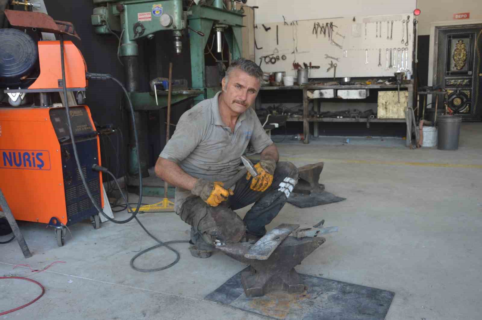 Sanayi esnafı tamir kanalını havuza çevirdi