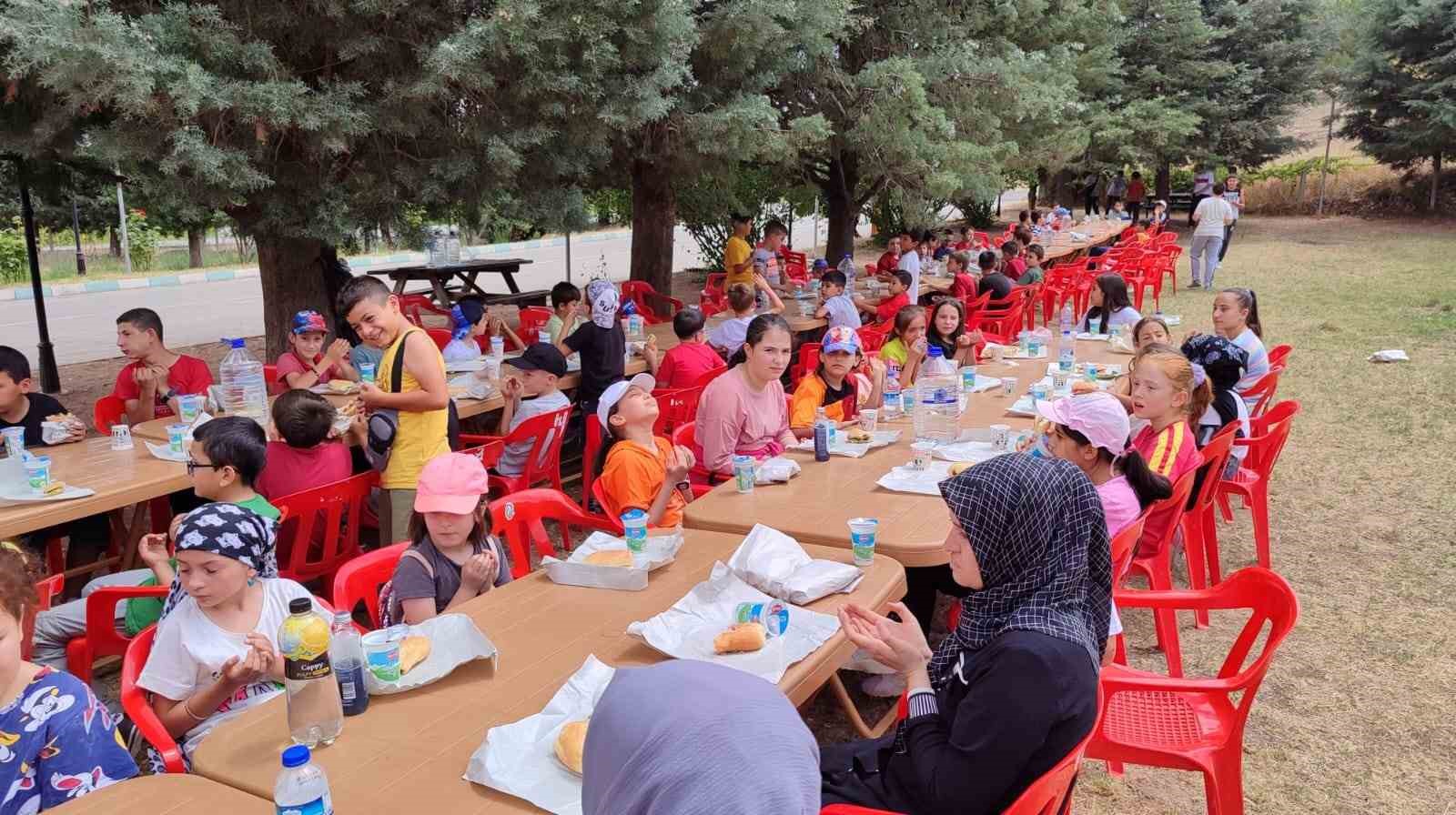 Kaymakam Tosun ve Başkan Çalışkan Yaz Kur’an Kursu öğrencileriyle bir araya geldi