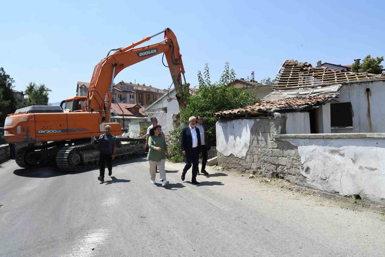 Isparta’da trafiği rahatlatmak için yol üzerindeki evlerin yıkımları devam ediyor