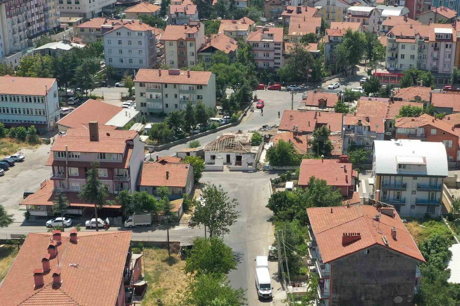 Isparta&rsquo;da trafiği rahatlatmak i&ccedil;in yol &uuml;zerindeki evlerin yıkımları devam ediyor
