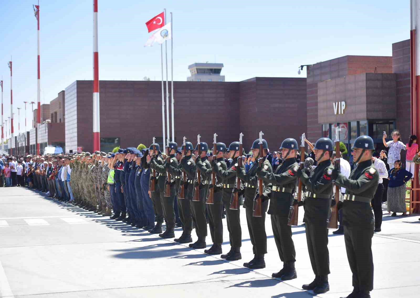 Şehit Uğur Özdemir’in naaşı memleketi Gaziantep’e getirildi
