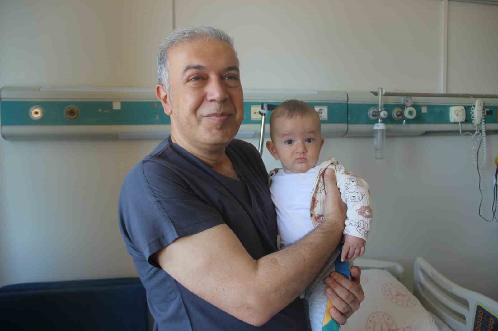 Boğazına çengelli iğne kaçan bebek Şanlıurfa’da sağlığına kavuştu