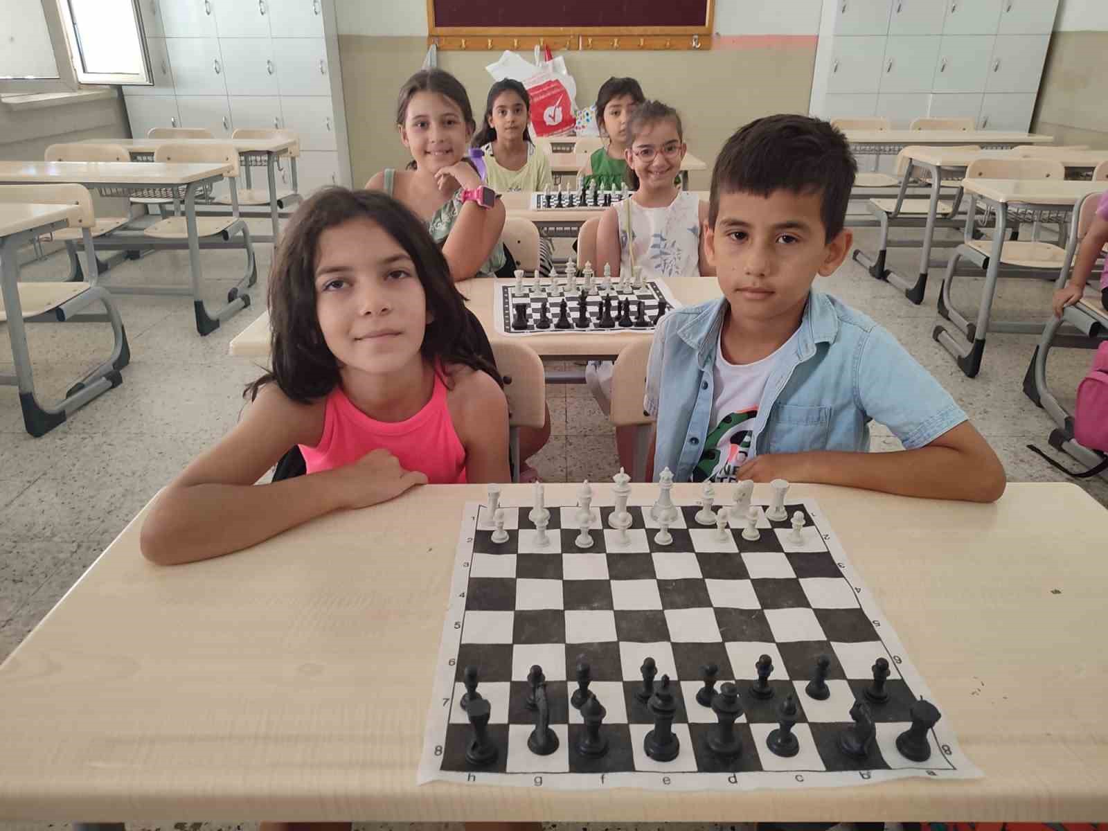 Yaz tatilini satranç öğrenerek geçirdiler
