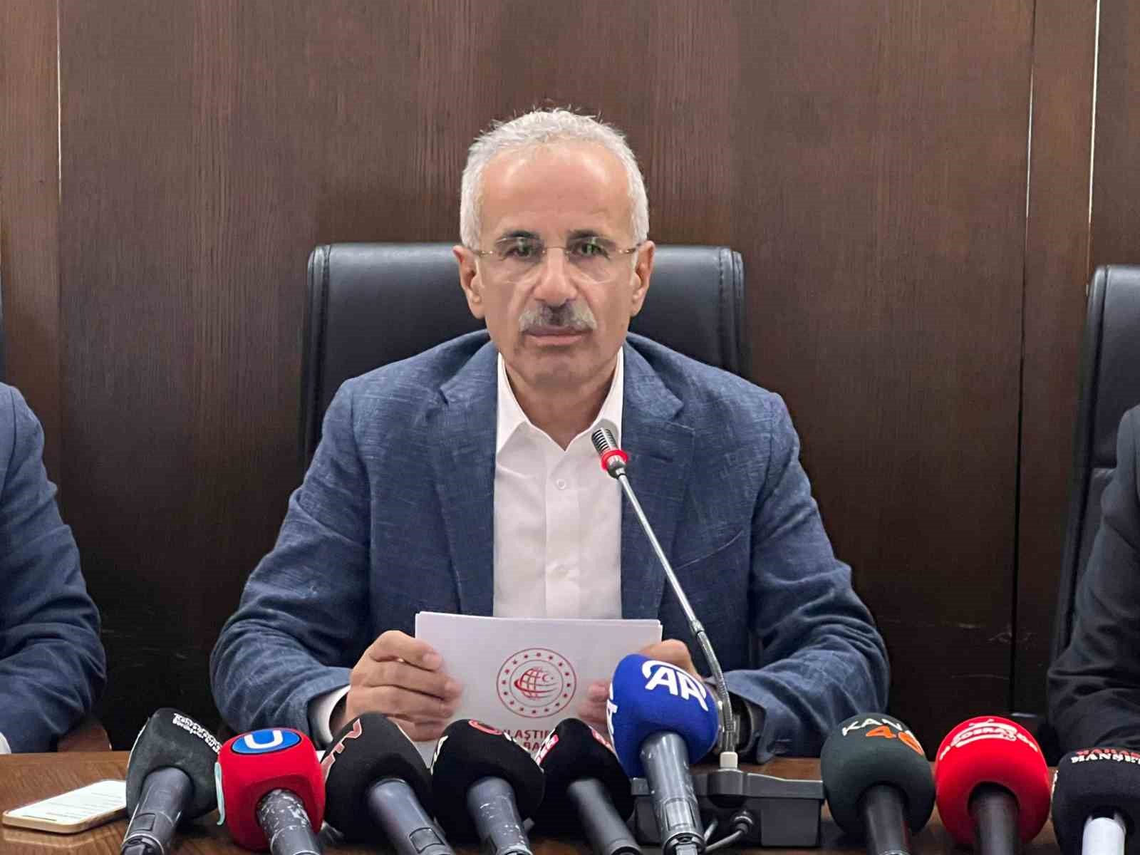 Bakan Uraloğlu: "Kahramanmaraş’ta depremden 79 kilometrelik yol kesimi etkilendi"