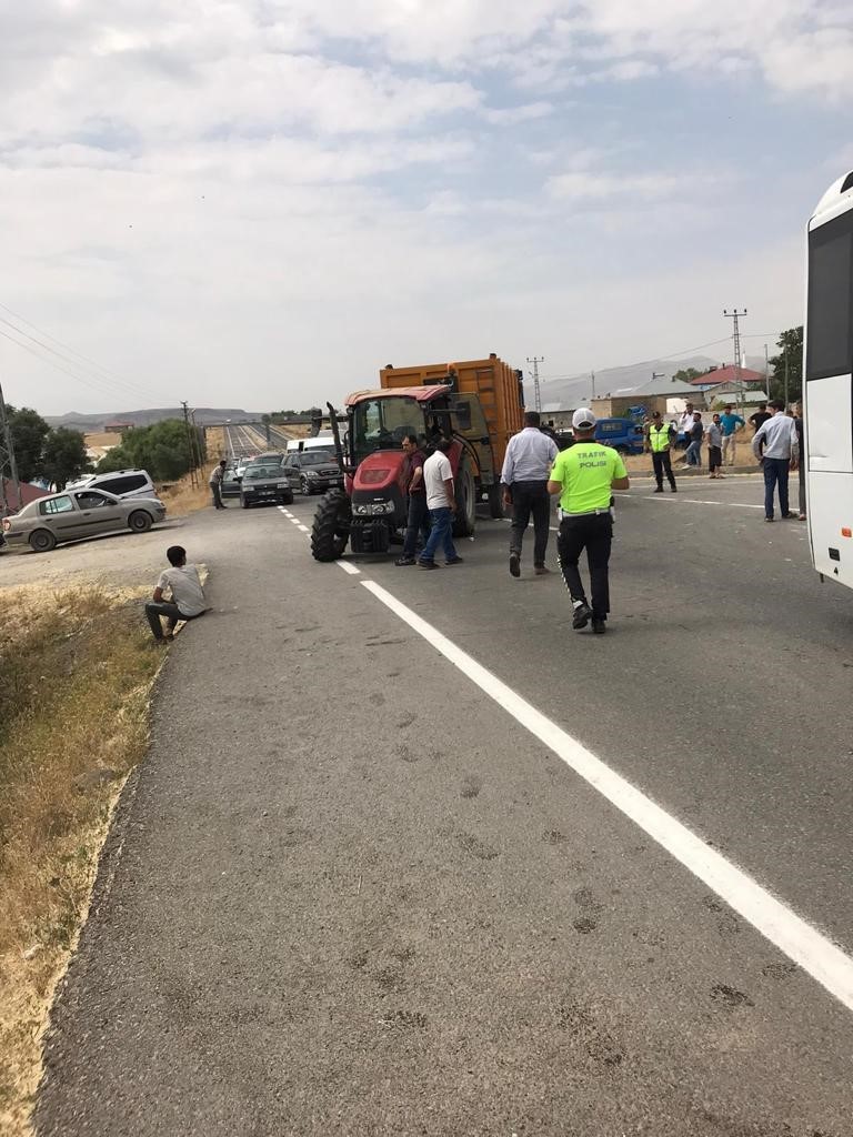 Ağrı’da otomobil ile traktör çarpıştı; 4 yaralı