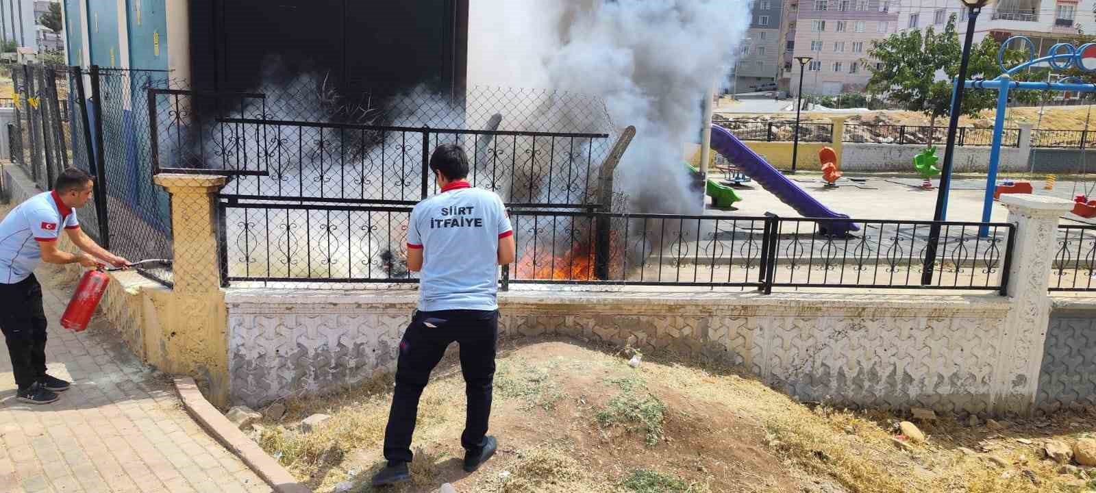 Siirt’te otluk alanda başlayan yangın elektrik trafosuna sıçradı