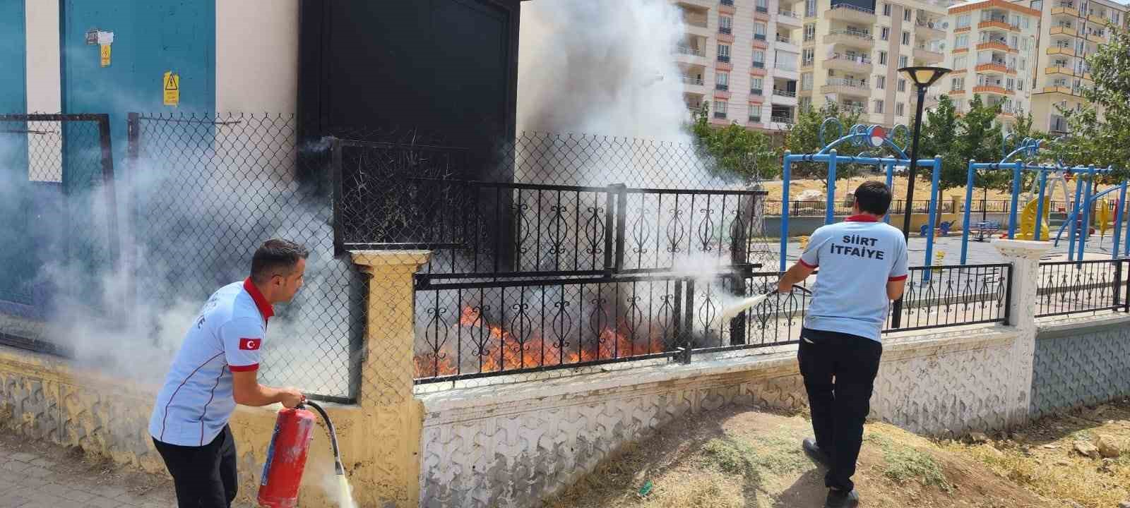 Siirt&rsquo;te otluk alanda başlayan yangın elektrik trafosuna sı&ccedil;radı
