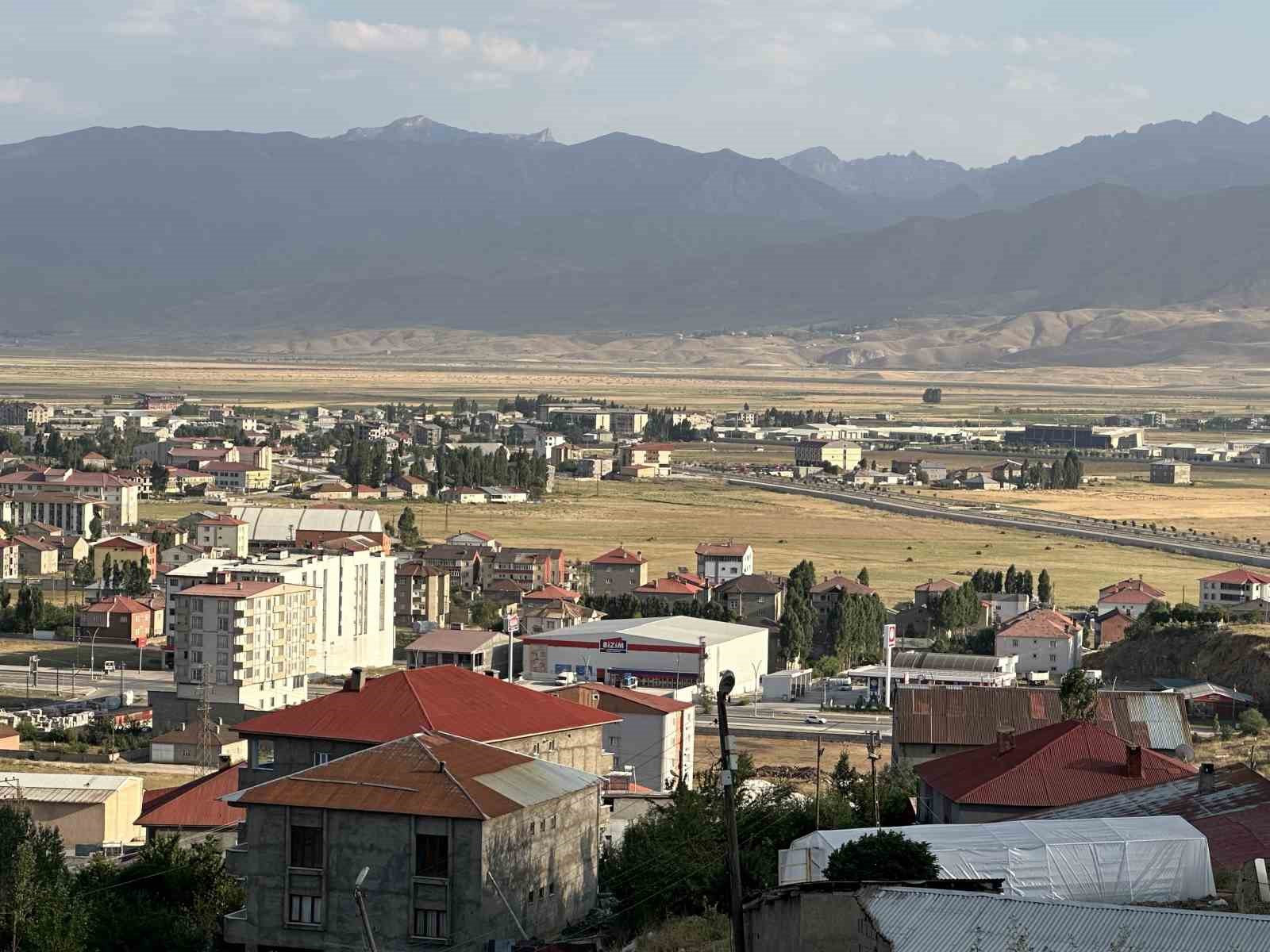 Y&uuml;ksekova&rsquo;da sıcaklık 40 dereceyi ge&ccedil;ti, yollar ve parklar boş kaldı
