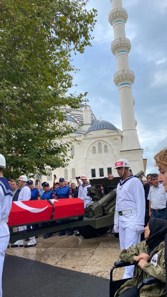 Şehit eşinin &uuml;niformasını giyip asker selamıyla uğurladı
